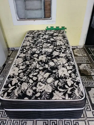 Vendo cama box de solteiro conjugada
