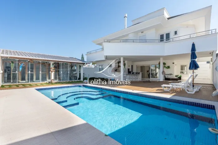 CASA DE ALTO PADRÃO COM 4 SUÍTES À VENDA EM JURERÊ - FLORIANÓPOLIS/SC