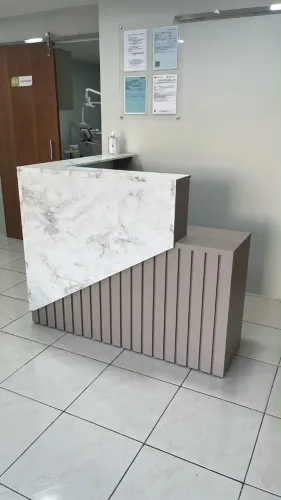 Balcão vitrine ripado
