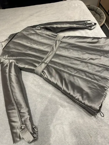 Casaco acolchoado Armani Exchange tamanho S feminino prata metálico
