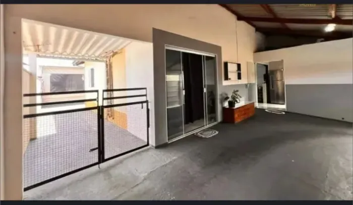 Casa com 2 Quartos e Ótimo Espaço Interno