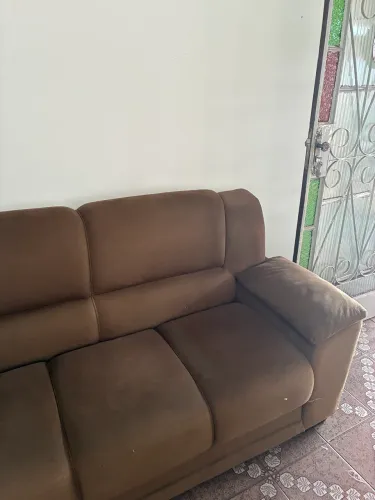 Sofá de 3 e 2 lugares, conservado e sem nenhum rasgo, tecido marrom