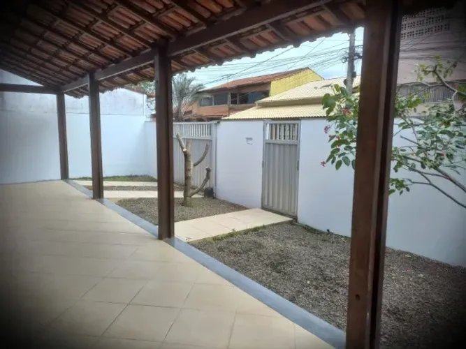 Araçás, 3qtos, sol da manhã, quintal plano, varanda, garagem espaçosa, portão eletrônico