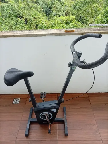 Bicicleta ergométrica usada com pedal enferrujado 
