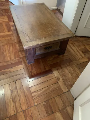 Mesa de centro maciça antiga com gavetas