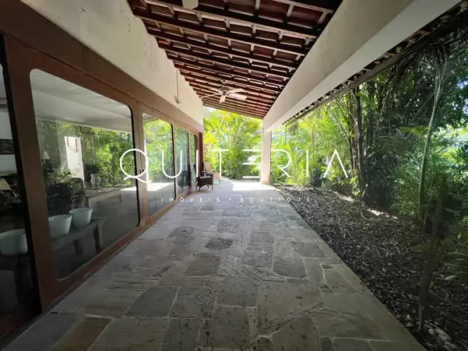 Casa cercada de verde por todos os lados.