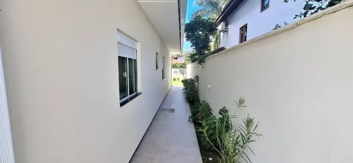Casa com 5 dormitórios sendo 1 suíte e 4 vagas de garagem em Florianópolis/SC