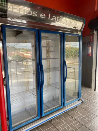 Expositor de bebidas 3 portas