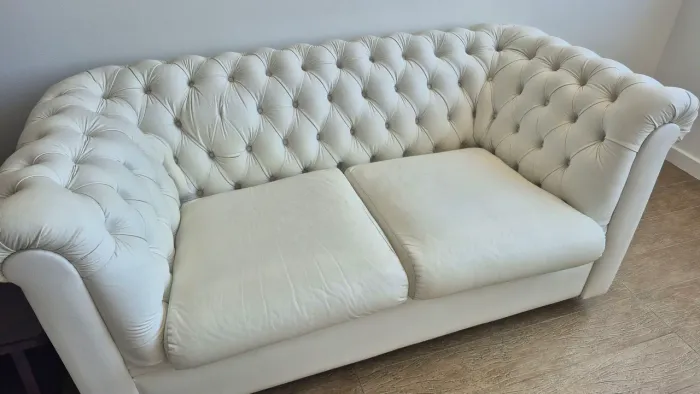 Sofá branco de 2 lugares com decoração de botões 