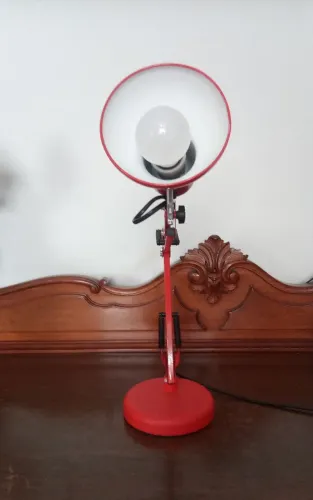 Luminaria Pixar De Mesa Garra E Base Cor da cúpula Vermelho Bivol NOVA BH/MG