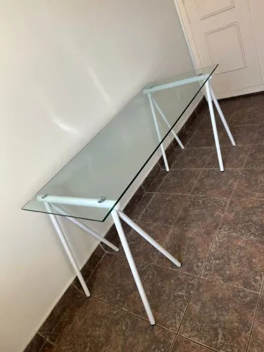 Mesa de vidro com base em cavaletes Tok&stok