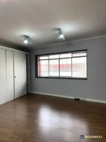 Sala para locação, 35m² com banheiro interno, prédio comercial com duas entradas, Boa Vist