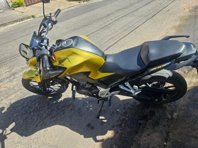 HONDA CB 300F DOURADA