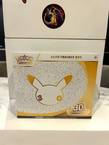 ELITE TRAINER BOX 30th INGLÊS