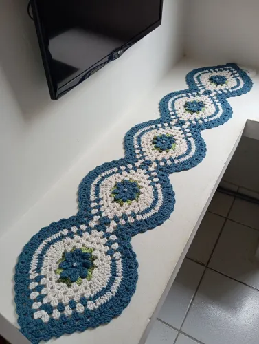 Trilho de mesa em crochê (1.28x28cm)