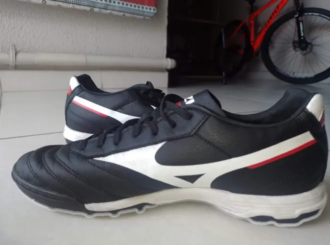 Chuteira society Mizuno Morelia Classic Preta novíssima