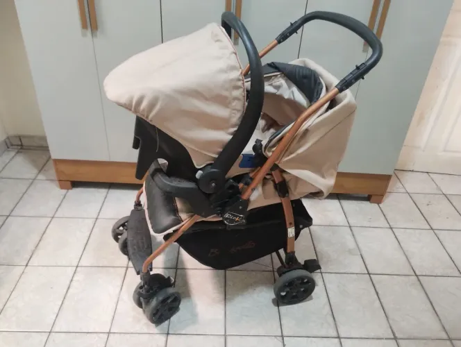 Carrinho de bebê Burigotto Travel System Rio K na cor Mon Amour com bebê conforto acoplado