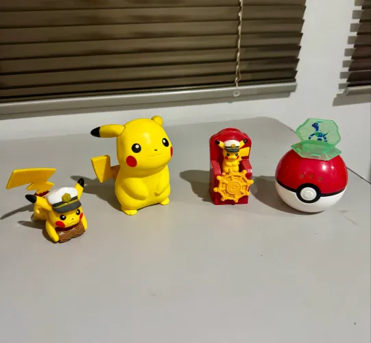 Coleção McDonalds Pikachu e Pokebola