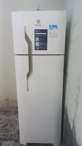 Vende se geladeira