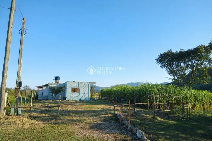 Casa de 36m2 com amplo terreno de 450 m²