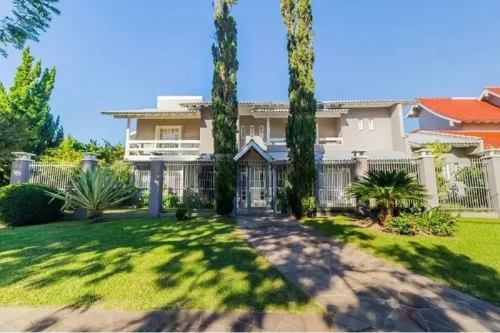 Casa de Esquina com Piscina e Vista para Praça  Amplitude, Charme e Localização Incomparáv