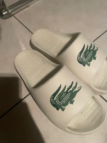 Chinelo slide Lacoste