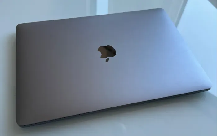 MacBook Pro M2 com touchpad 