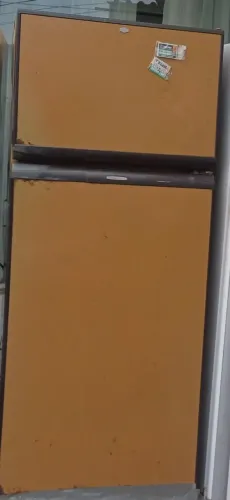 Vendo uma geladeira usada mais funciona bem