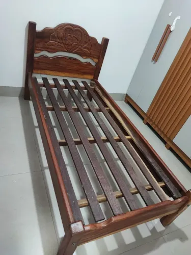 Cama de Solteiro em Madeira Maciça - Cabeceira Entalhada