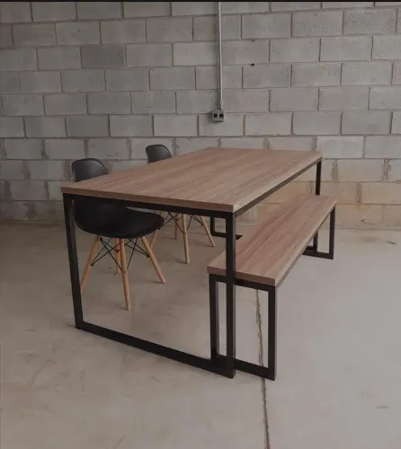 Mesa de jantar estilo industrial com 2 cadeiras e um banco