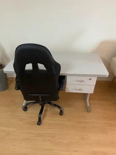 Escrivaninha e cadeira gamer nova