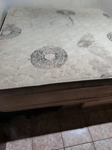 Vendo cama super king só tem que higienizar