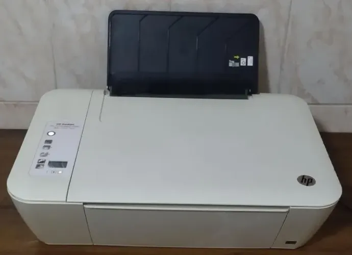 Impressora HP Desjet Advantage 2546, com os cabos, funcionando normalmente, está sem tinta