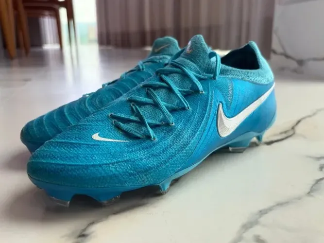 Chuteira Nike Phantom GX 2 pro campo.