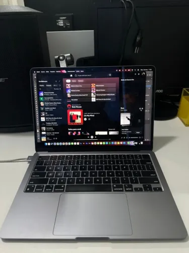 Macbook M2, 8gb RAM, 256gb