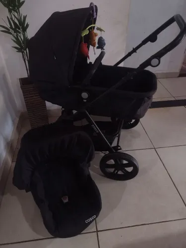 Carrinho moisés com bebê conforto 