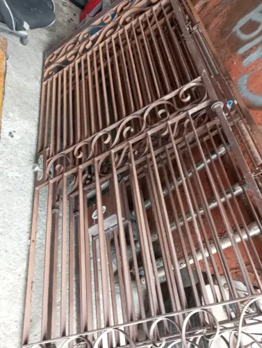Vendo portão de ferro de 2 partes medindo 1.06 x 2.25m