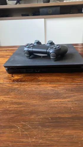PS4 500GB com 2 controles e 1 jogo