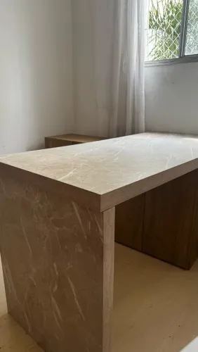 Mesa marmorizada fixa