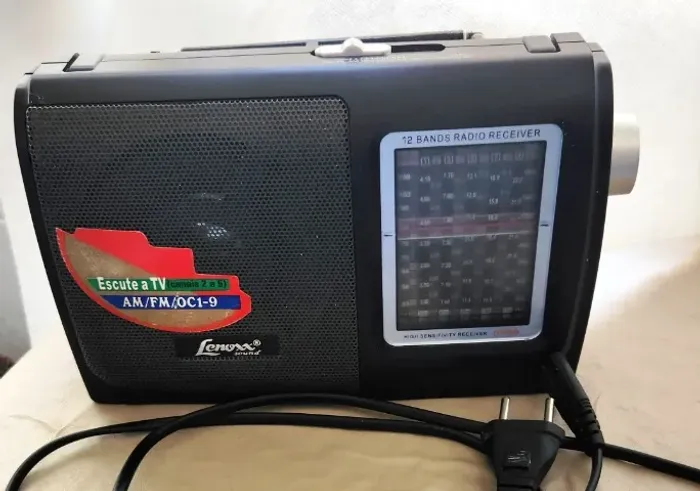 Rádio Portátil 12 faixas Lennox RP-59a