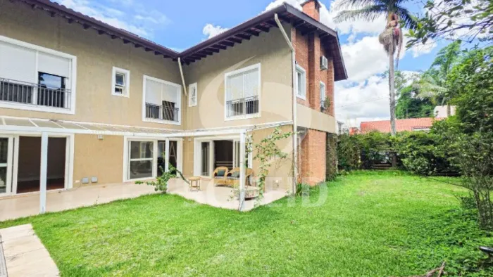 Casa alto padrão para locação no Jd. Marajoara, 394 m², 4 suítes, 2 vagas