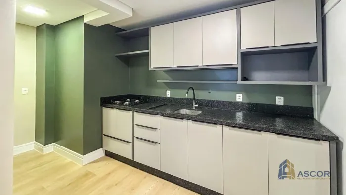 Apartamento Reformado com Vista Parcial Mar na Agronômica | 2 Quartos (1 Suíte) + Vaga