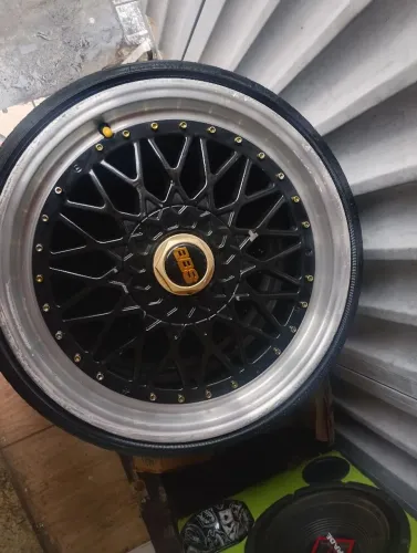 Vendo ou troco roda 17 BBS pneus novos 