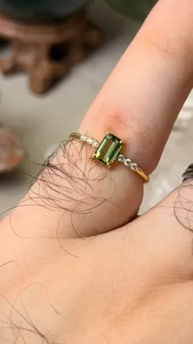 Anel em ouro 18K com turmalina verde e diamantes - Aro 16 - 1,4 g