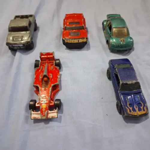 Lote com 5 carrinhos Hot Wheels