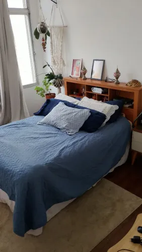 Quarto de casal completo cama box, cabeceira de madeira e 2 mesas de cabeceira 
