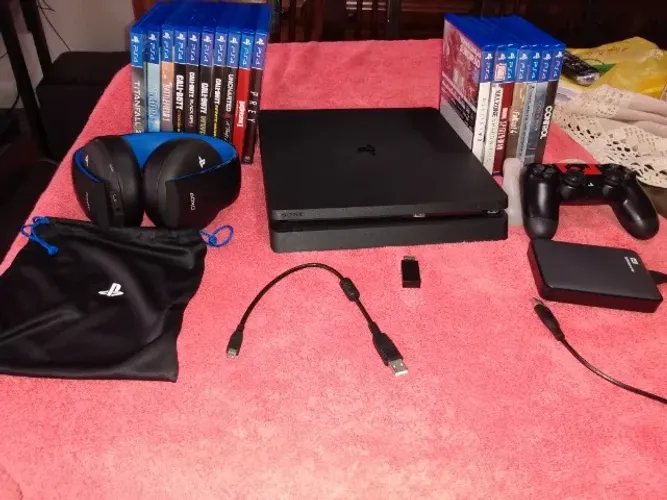 Playstaton 4, semi novo, com 2 controles, fone original e jogos