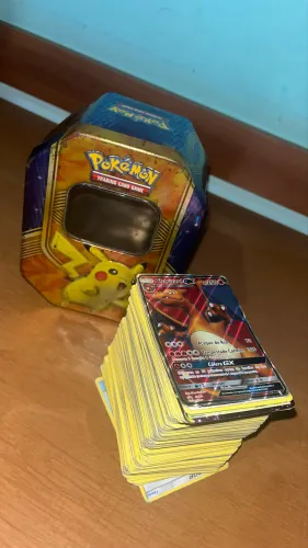 LATA DE CARTAS POKEMON