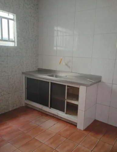 Ótima casa 2 quartos no Cordeiro 