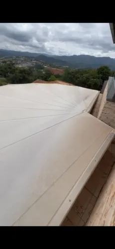Toldo em lona, semicircular, raio 2,25m, área de 15m2
